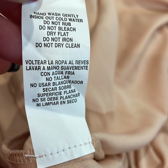 Red lace & glitter gown (5) - Picture 13 of 16